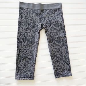 Fabletics Seamless Jacquard Capri Leggings - Medium